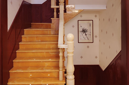 普陀中式别墅室内汉白玉石楼梯的定制安装装饰效果