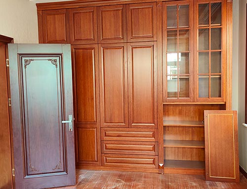 普陀中式家庭装修里定制的实木衣柜效果图